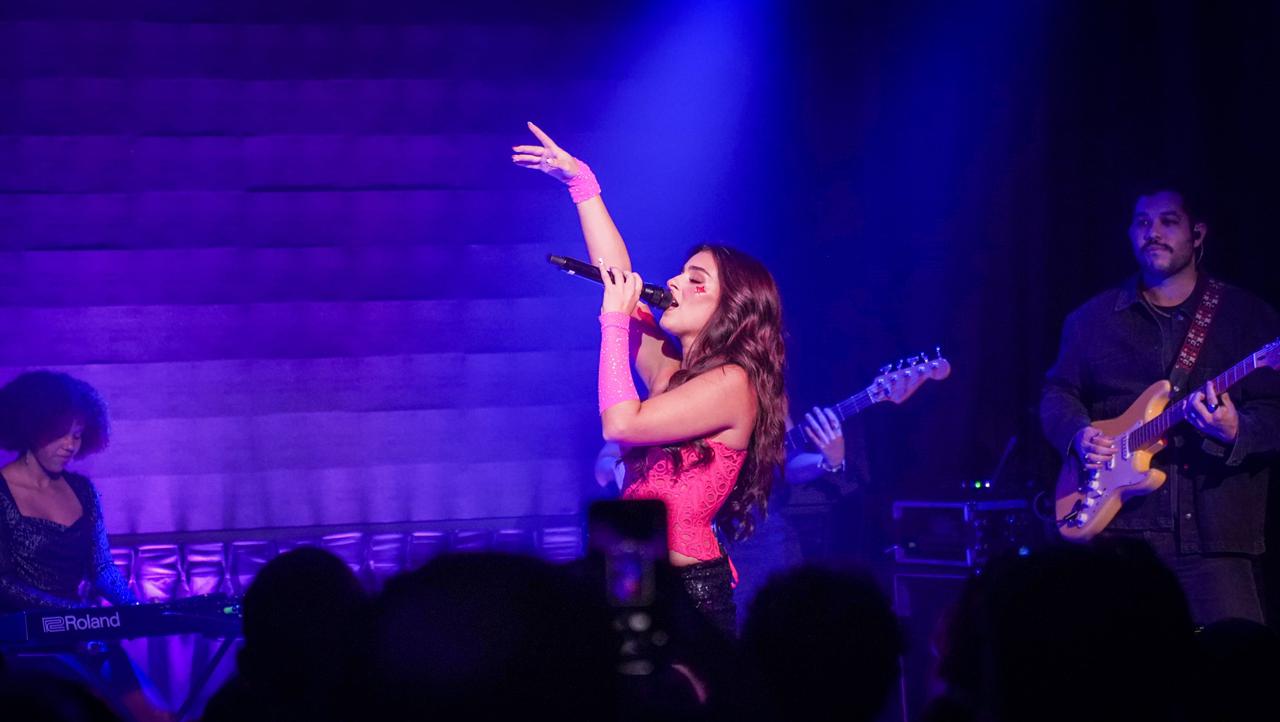 Adri Torrón brindó una velada cargada de ritmo y euforia en su primer concierto en Chao Teatro