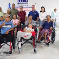 Nelson Cruz entrega en Montecristi sillas de rueda donadas por Wheelchair Foundation y Cruz Jiminián