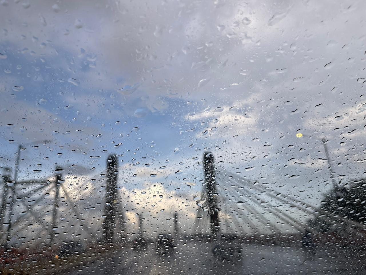 Lluvias marcan el inicio de este domingo producto de una vaguada