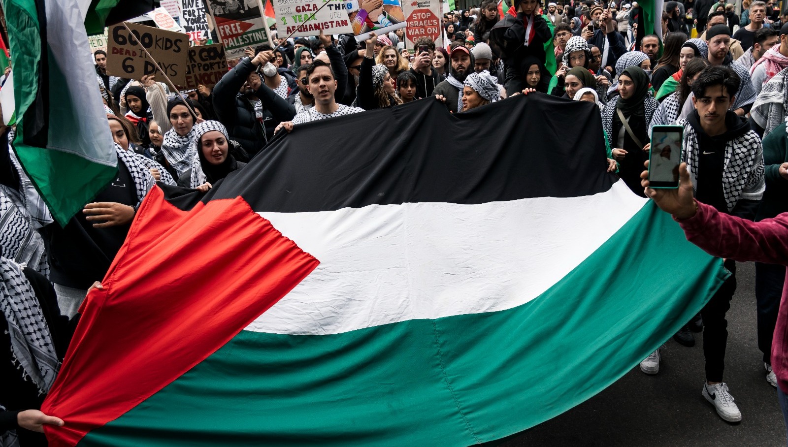 Una protesta pro Palestina obliga a desalojar la sala donse se expone el "Guernica"