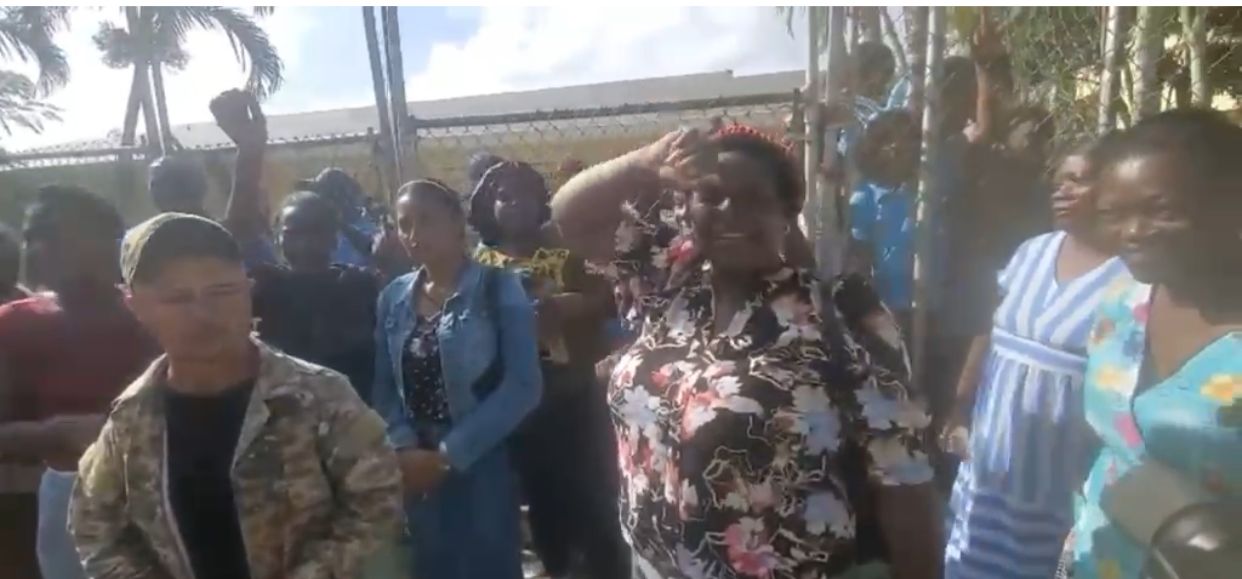 Conflicto paraliza docencia en escuela de Batey Verde; meten candado a las puertas