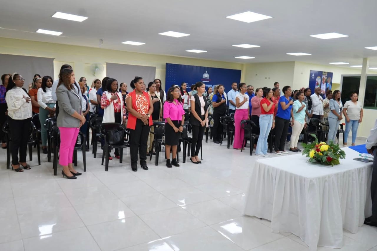 Reconocen a maestros de la Regional 03 de Azua por lograr alfabetización oportuna