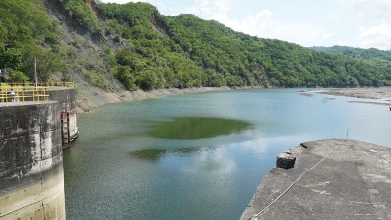 Fuerza del Pueblo alerta por desvío de agua para energía, afectando agricultura en Peravia y San Cristóbal