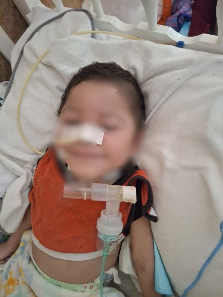 Médica desempleada pide ayuda para su hijo con discapacidad y graves complicaciones de salud