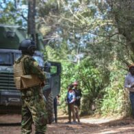 Matan a un policía con arco y flechas frente a la sede presidencial de Kenia