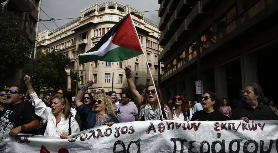 Miles de personas vuelven a manifestarse en Grecia contra la jornada laboral de 13 horas