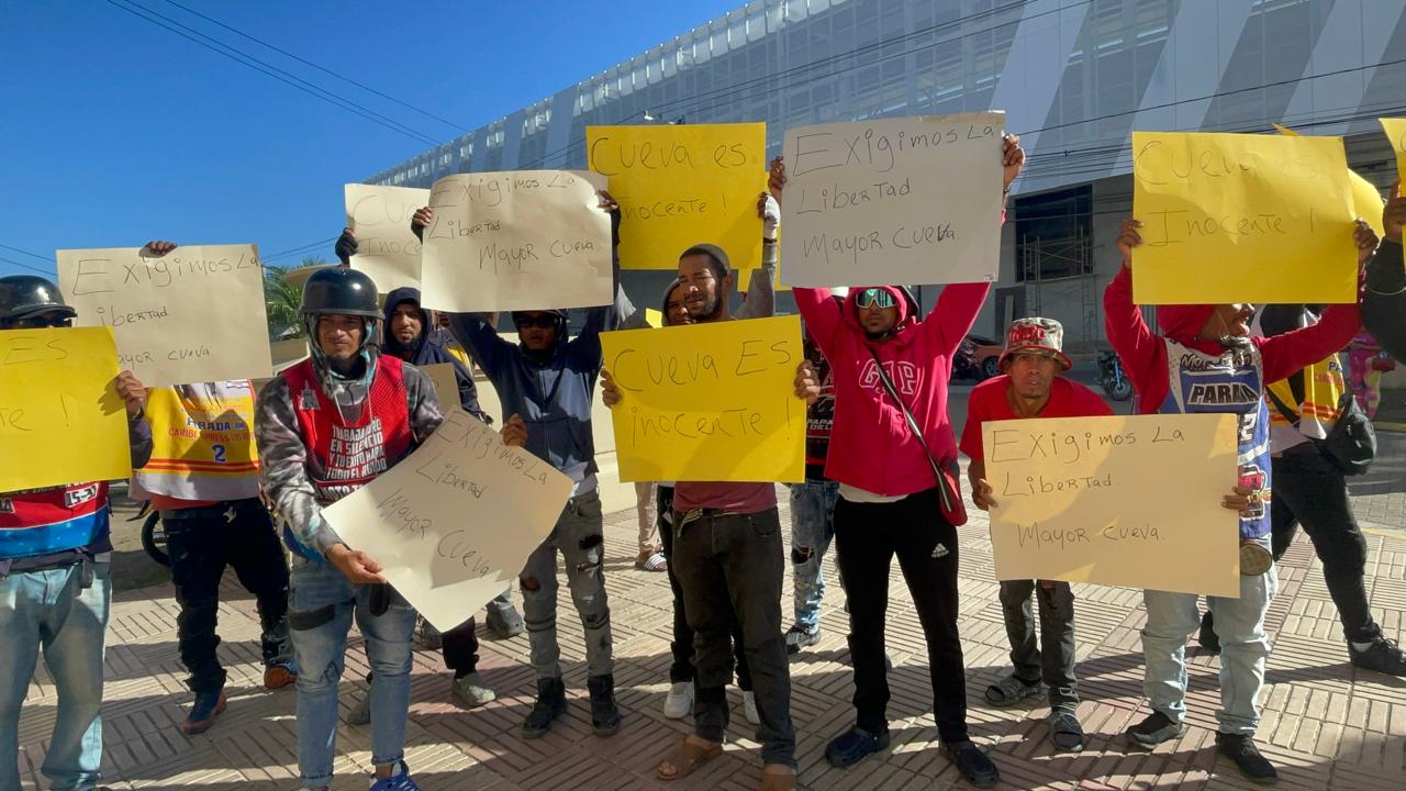 Motoristas protestan en el Palacio de Justicia en apoyo al mayor Cuevas, uno de los policías acusados en la masacre de La Barranquita