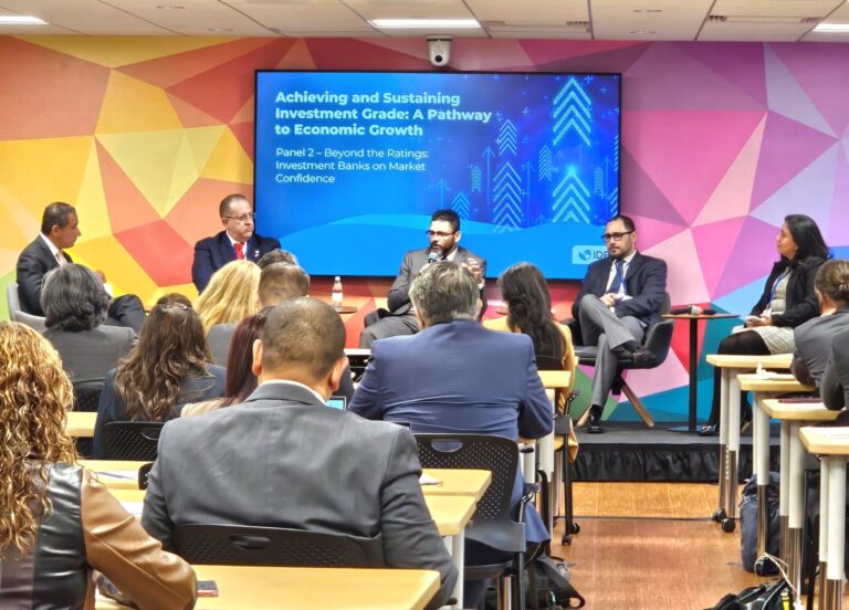 Ministro Magín Díaz en panel sobre grado de inversión.