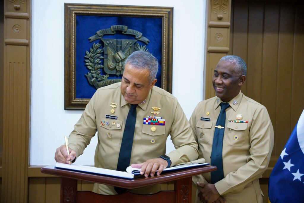 Director de Migración se reúne con comandante de la Armada para fortalecer cooperación institucional