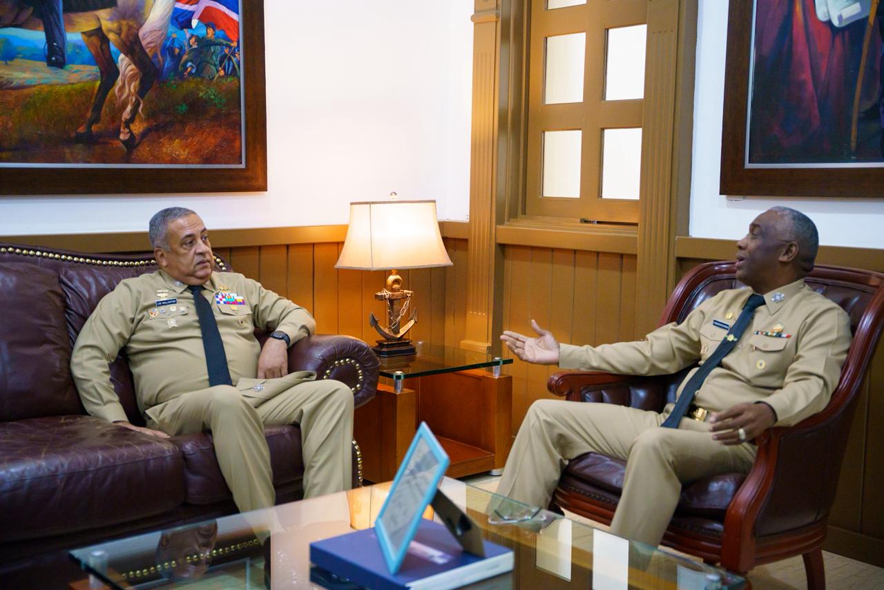 Director de Migración se reúne con comandante de la Armada para fortalecer cooperación institucional