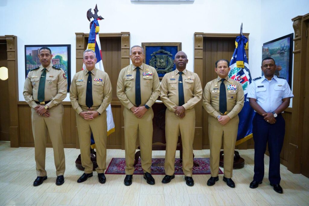 Director de Migración se reúne con comandante de la Armada para fortalecer cooperación institucional