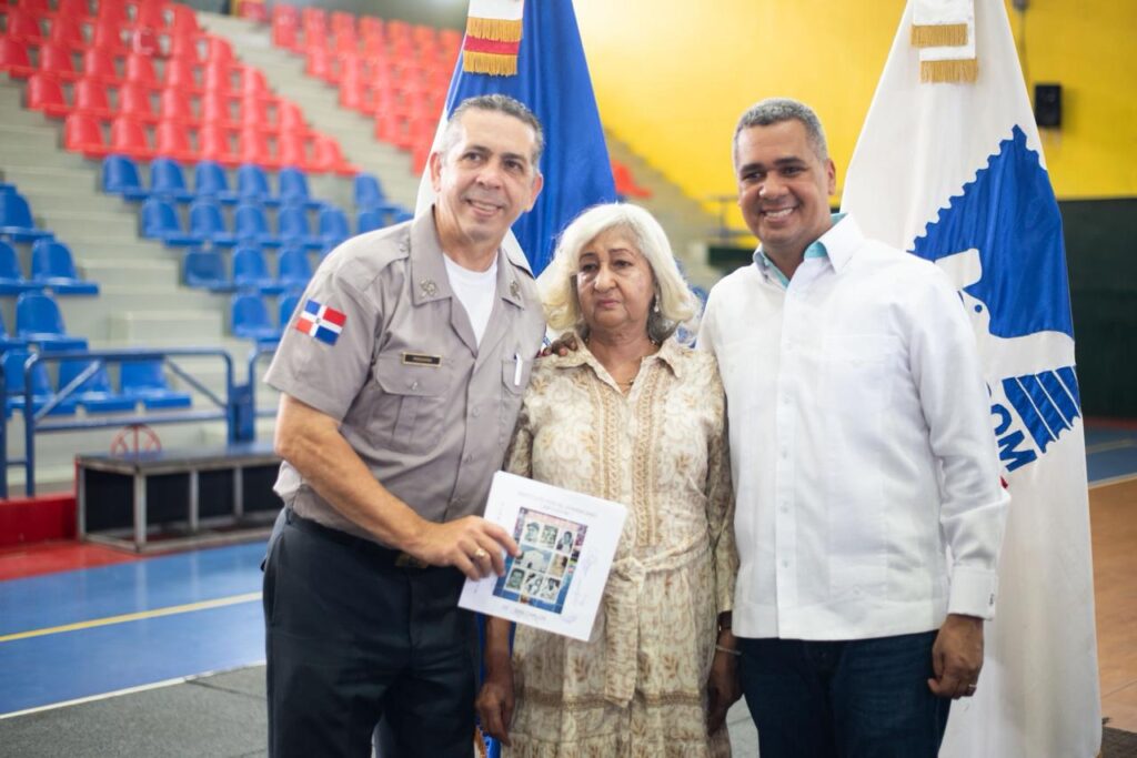 INPOSDOM emite sellos postales en honor a figuras del deporte y la música de San Carlos
