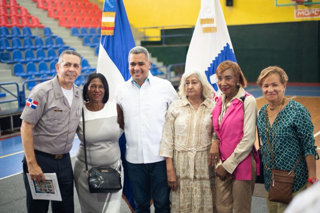 INPOSDOM emite sellos postales en honor a figuras del deporte y la música de San Carlos