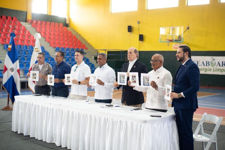 INPOSDOM emite sellos postales en honor a figuras del deporte y la música de San Carlos