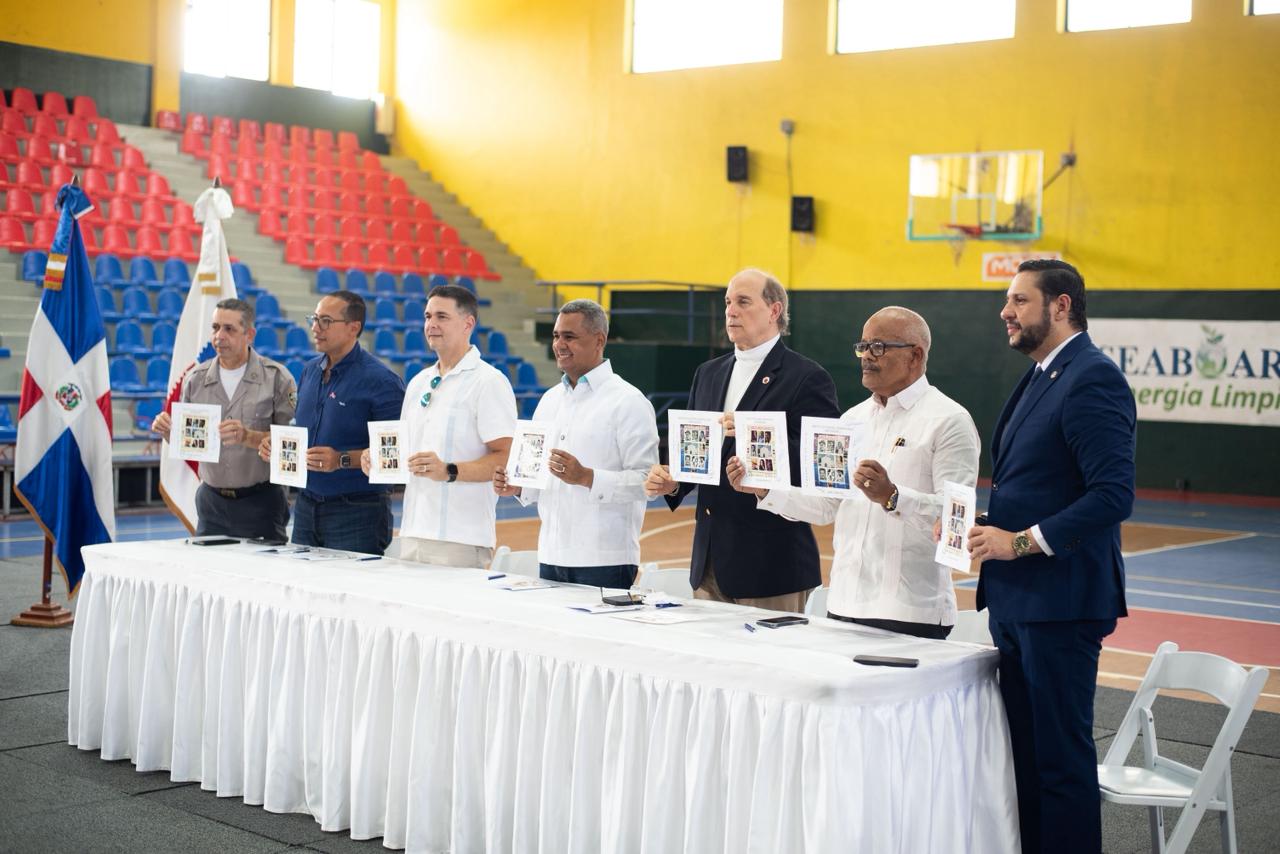 INPOSDOM emite sellos postales en honor a figuras del deporte y la música de San Carlos