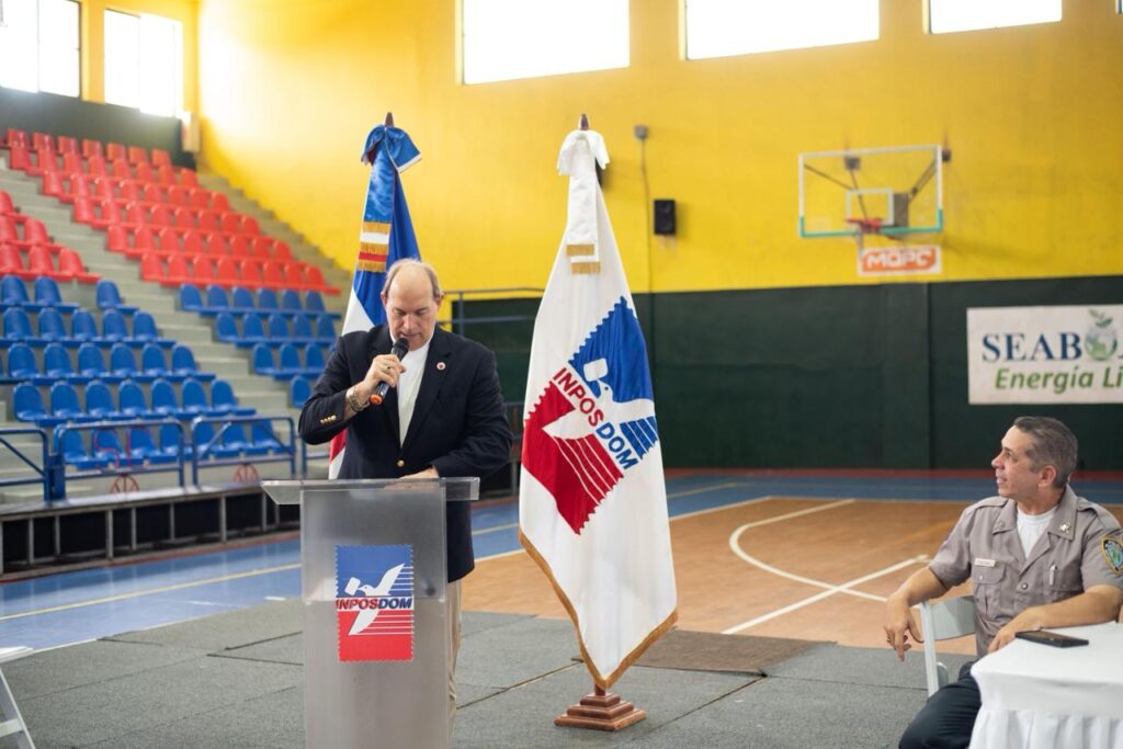 INPOSDOM emite sellos postales en honor a figuras del deporte y la música de San Carlos