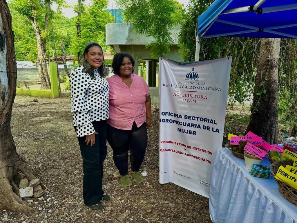 Gobernadora resalta el aporte de la mujer rural en feria intercomunitaria de Azua