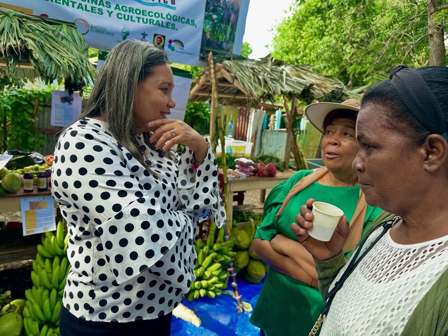 Gobernadora resalta el aporte de la mujer rural en feria intercomunitaria de Azua