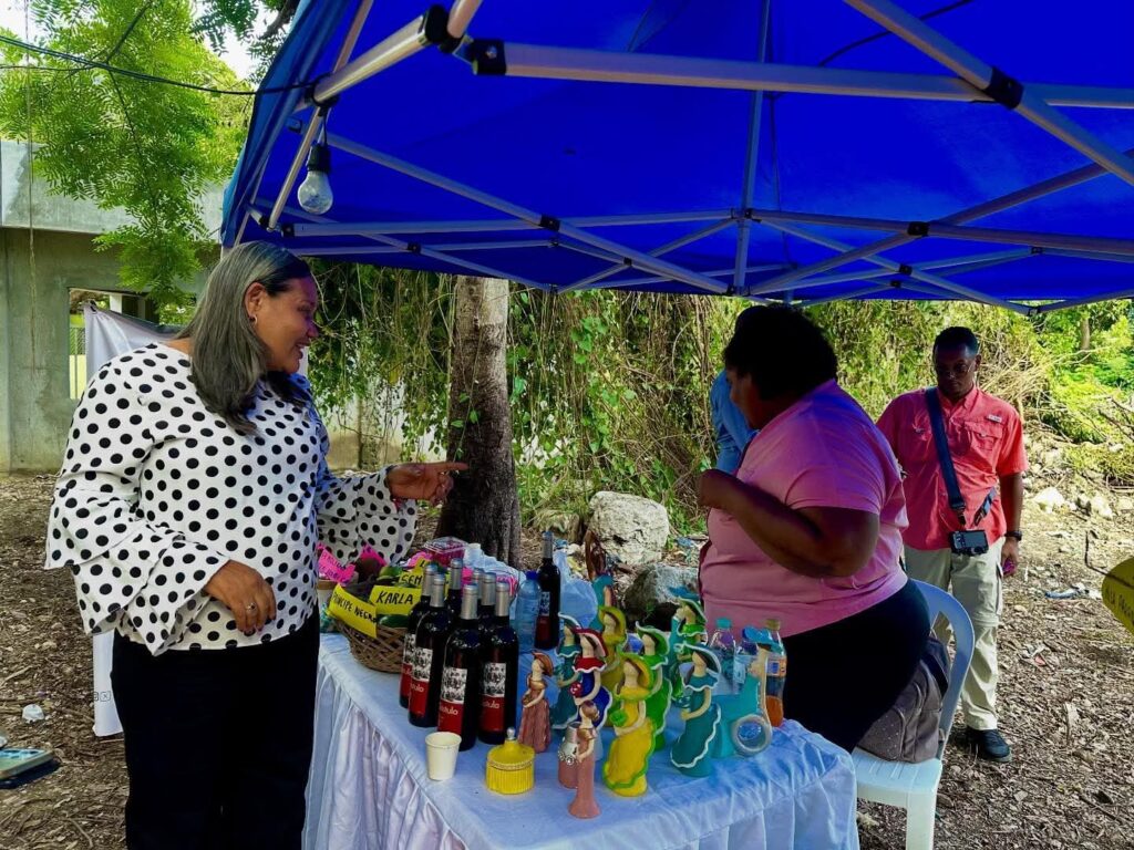 Gobernadora resalta el aporte de la mujer rural en feria intercomunitaria de Azua