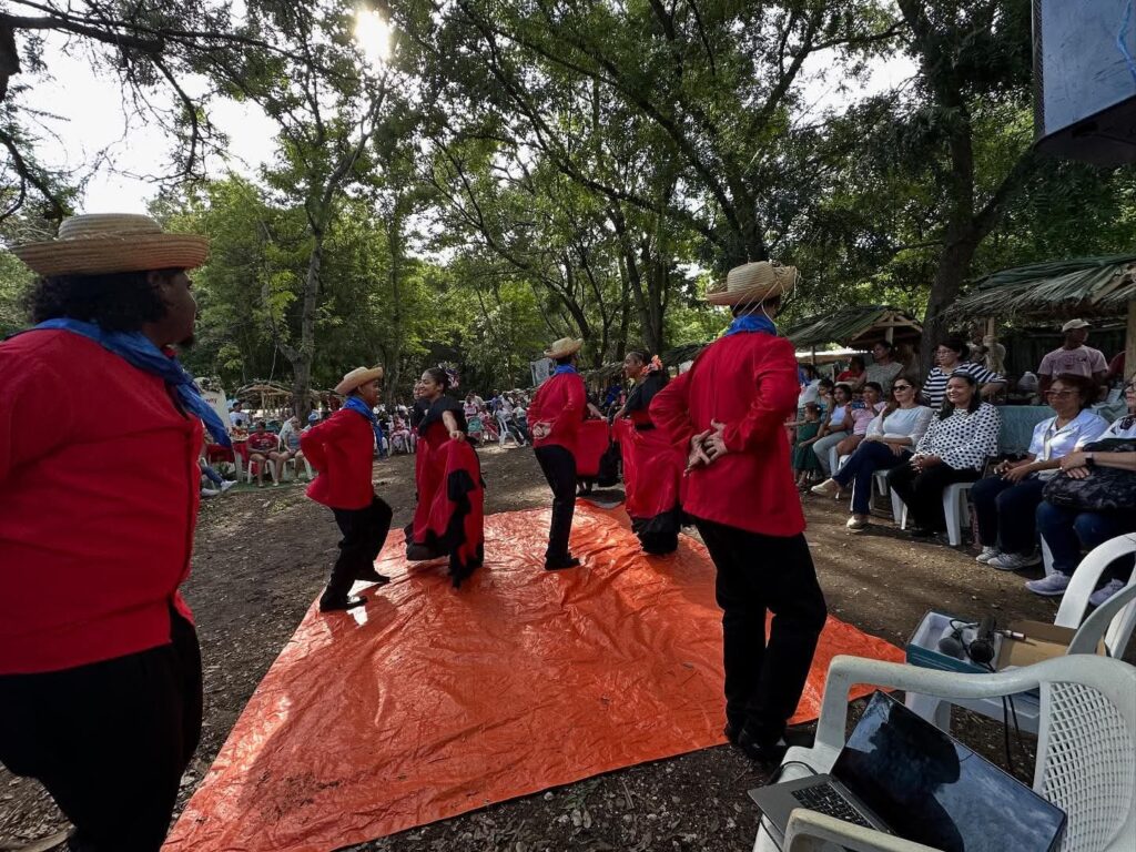Gobernadora resalta el aporte de la mujer rural en feria intercomunitaria de Azua