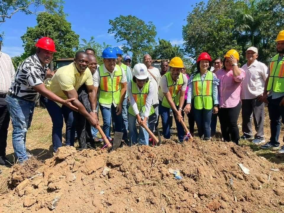 Inician construcción del nuevo mercado municipal de Yamasá con primer picazo encabezado por la gobernadora y el alcalde