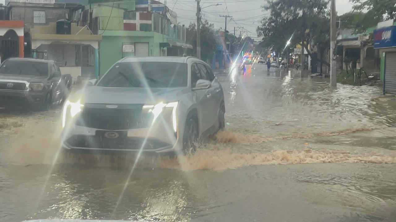 Fuertes lluvias provocan inundaciones y caos en el tránsito en municipios de Santiago