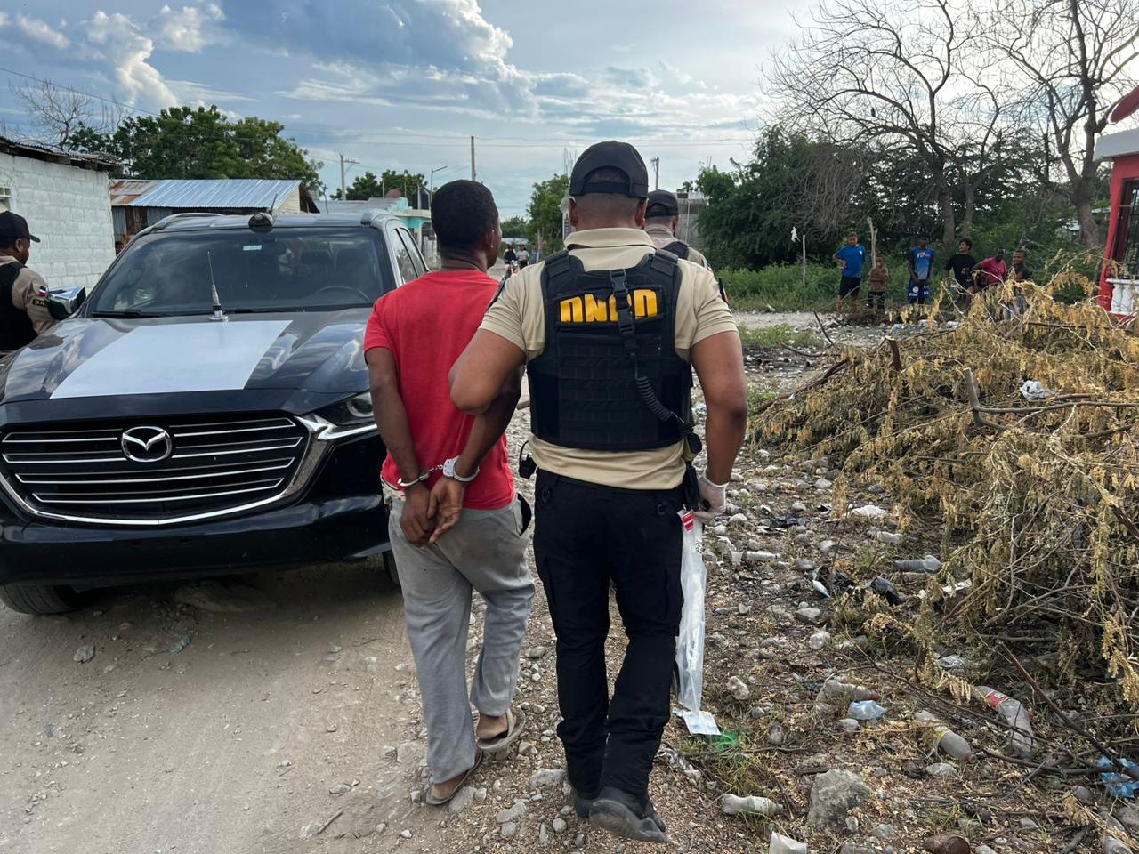 Golpe al microtráfico en Azua: DNCD incauta cocaína, dólares falsos y vehículo en amplio operativo