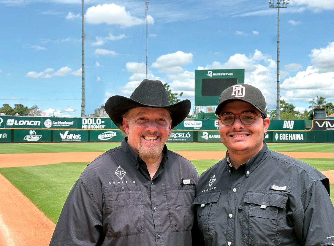 La dupla de padre e hijo Pável y Jean Paul Aguiló vuelven a marcar diferencia en el béisbol con una propuesta visual innovadora