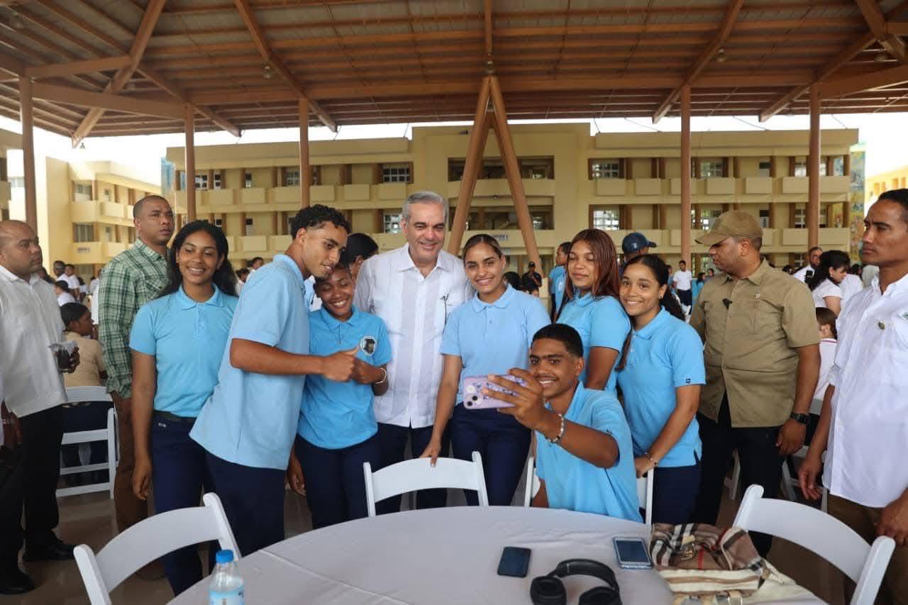 Presidente Luis Abinader se reúne con jóvenes estudiantes en la UASD-Bonao