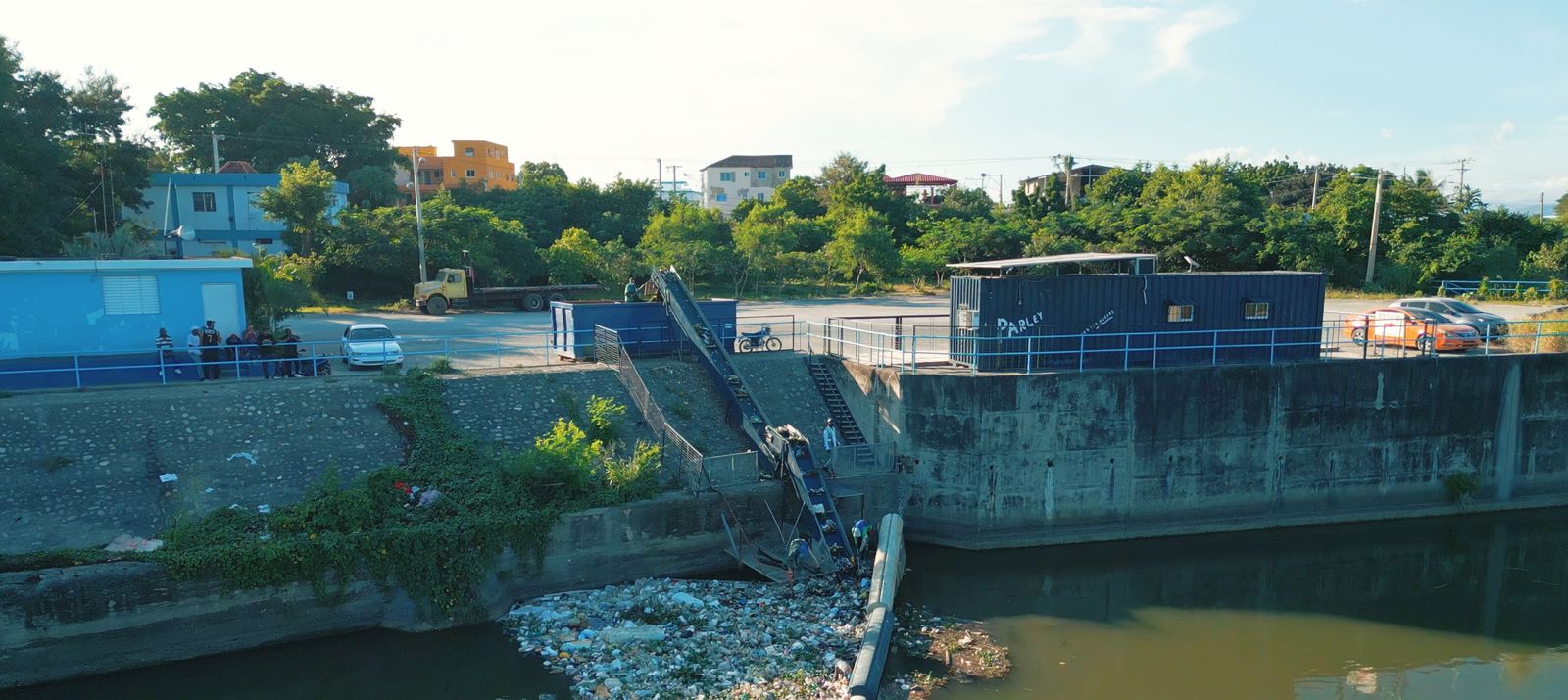 “La Barrera Azul” rescata más de 370 mil kilos de residuos del Yaque del Norte en Santiago