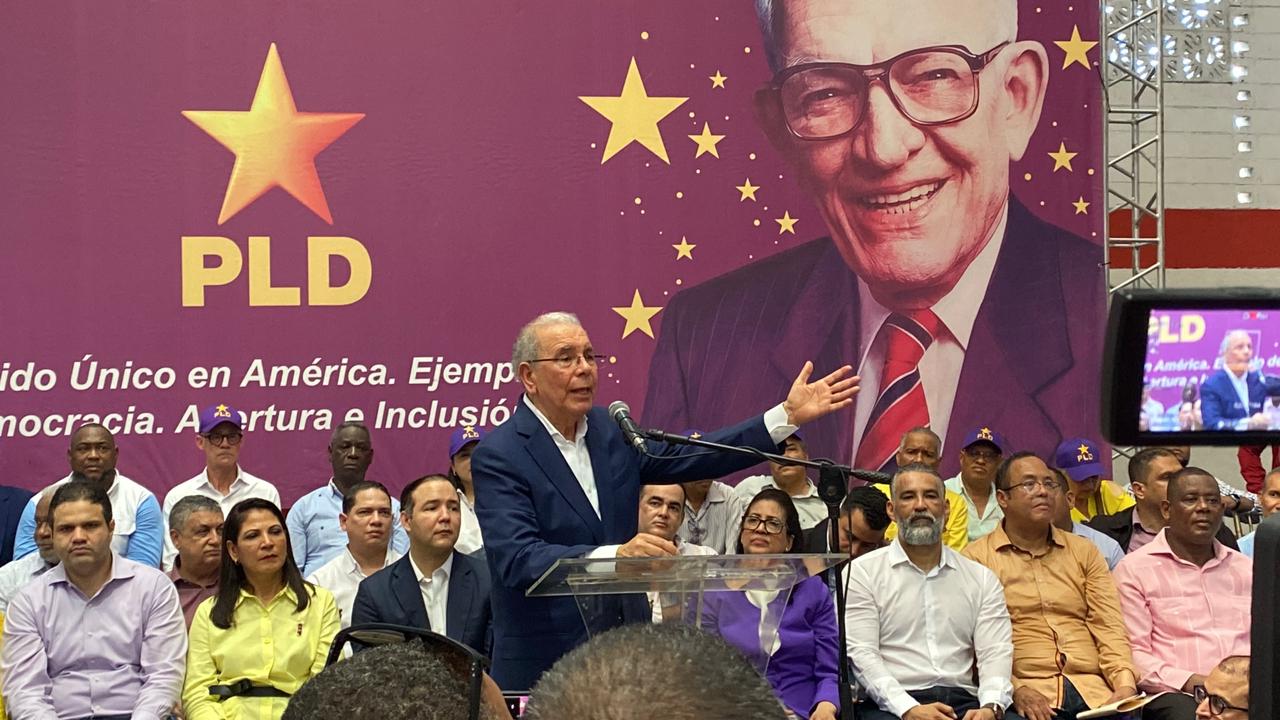 Danilo Medina califica al actual Gobierno de “mucho pico y pala y poca tijera”
