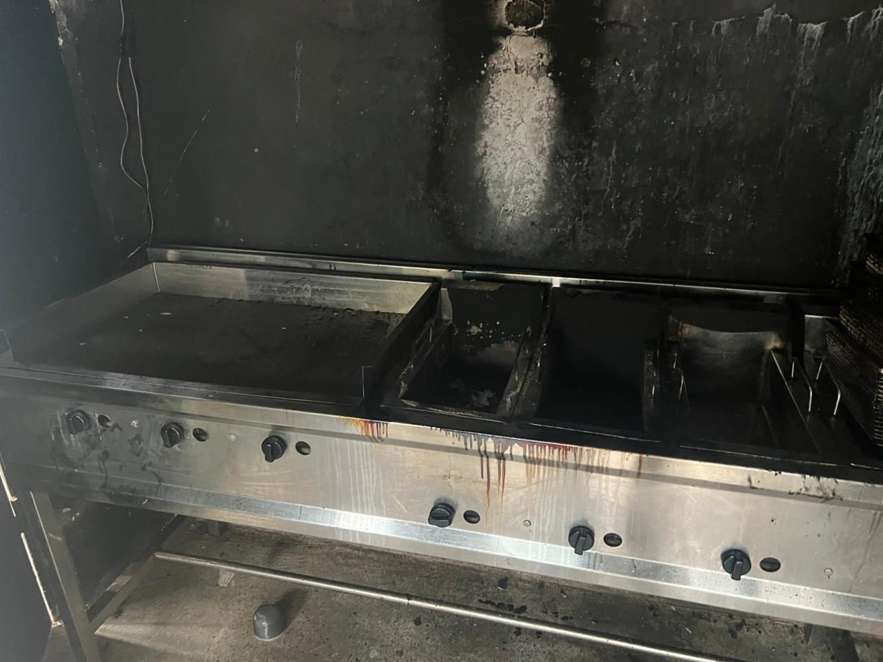 Incendio afecta establecimiento de comida rápida en la Plaza Alcántara de Don Juan