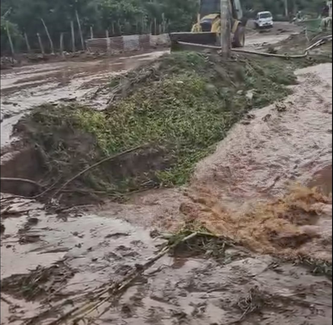 Desbordamiento de cañada provoca daños en el Distrito Municipal de La Sabina, Constanza