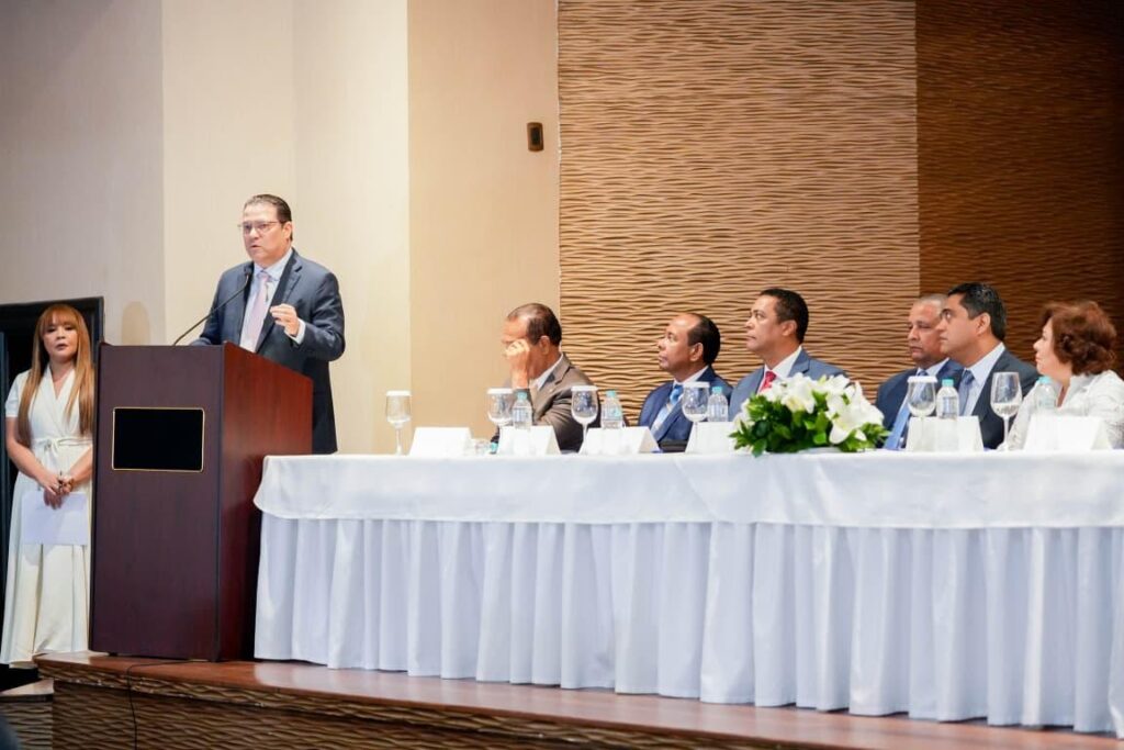Federación Dominicana de Comerciantes reconoce a Yayo Sanz Lovatón como “Servidor Público 2025”