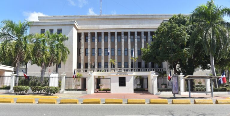 Gobierno suspende la docencia en todo el país por el paso de la tormenta tropical Melissa
