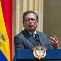Petro destituye a viceministro de Agua y discute con ministros en transmisión en vivo