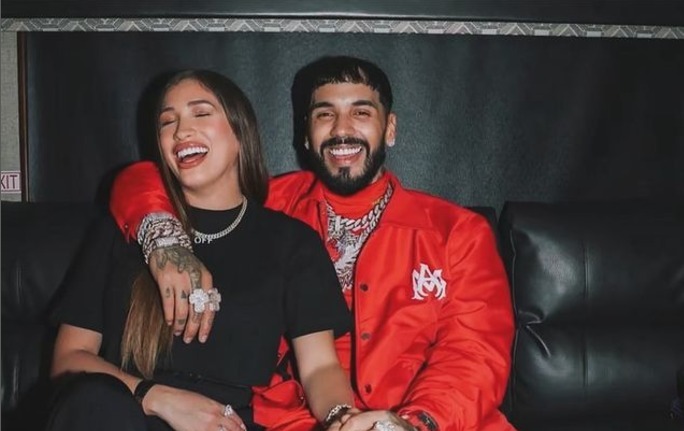 Anuel AA estuvo en compañía de su novia Laury Saveedra en su presentación en Billboard