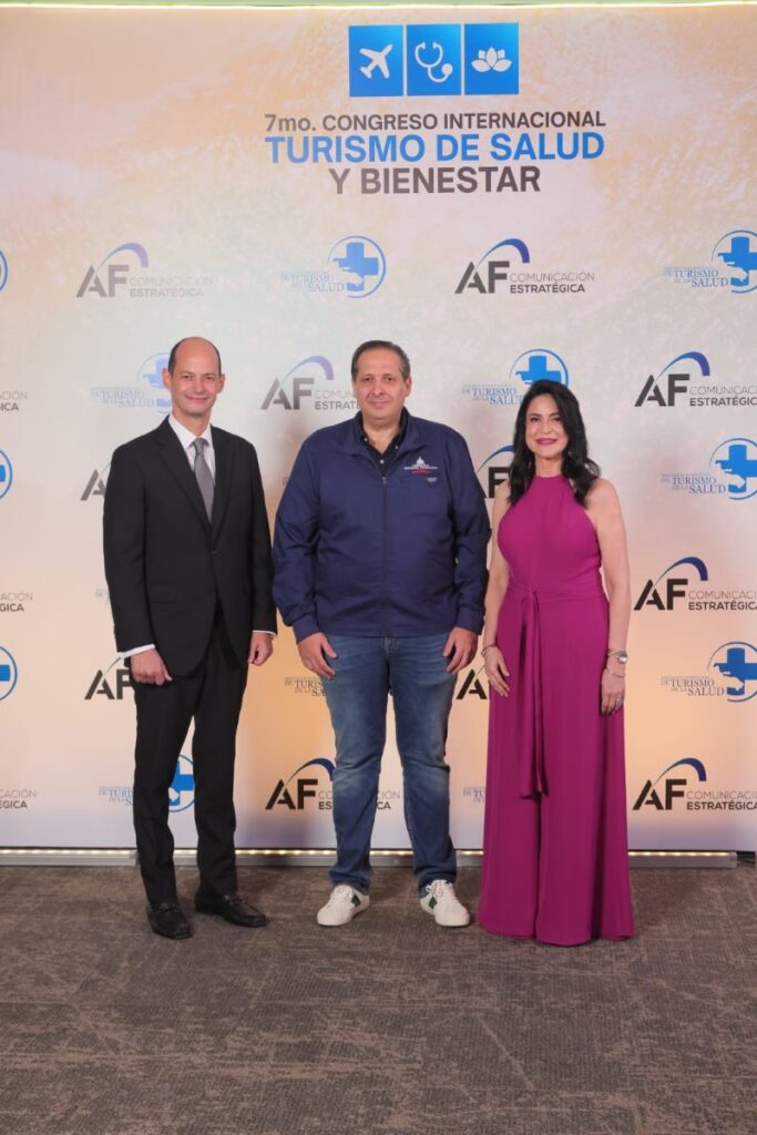 Dan apertura al cóctel inaugural del 7mo. Congreso Internacional de Turismo de Salud