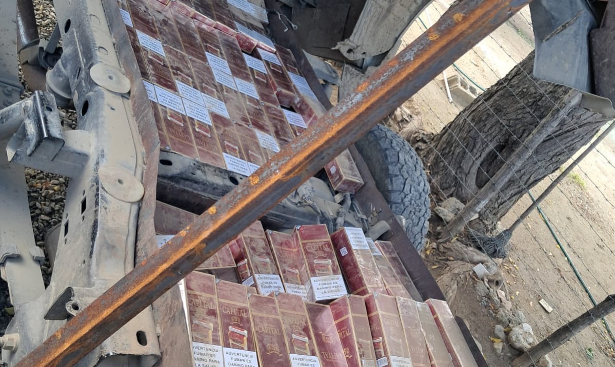 Ejército ocupa camioneta con cargamento de 100,000 cigarrillos en zona costera de Montecristi