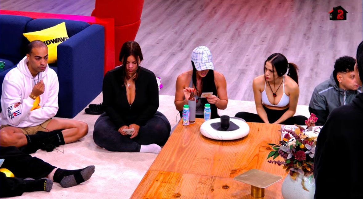 Los participantes de la Casa de Alofoke 2 inician el día con una meditación guiada por “Magaly”