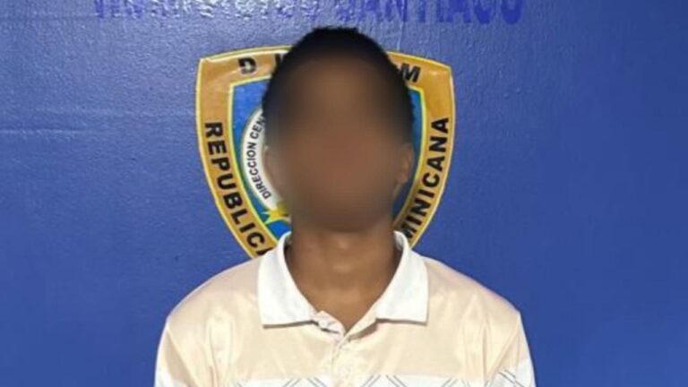 Se entrega a la policía “Japonés”, acusado matar dos hombres en durante un teteo en Pueblo , Santiago