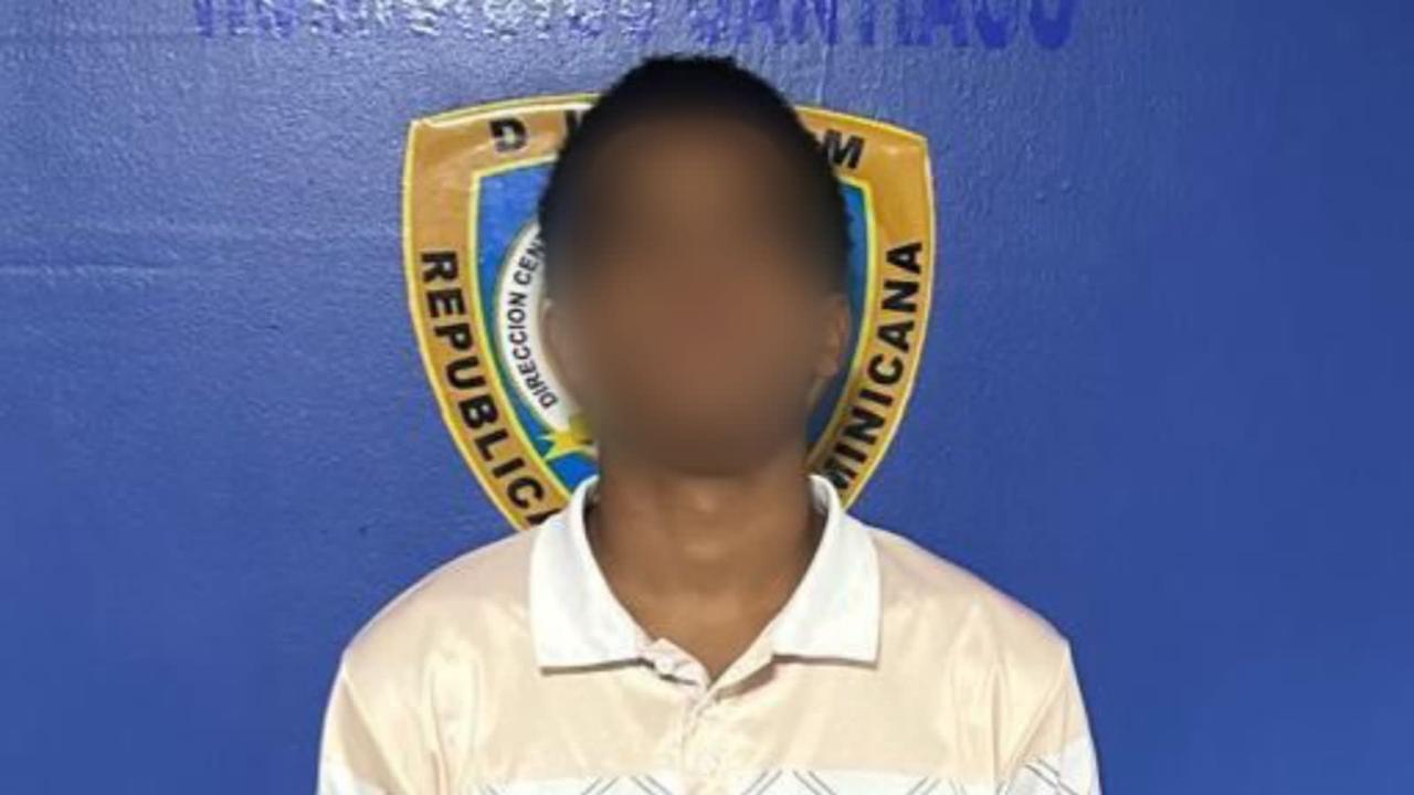 Se entrega a la policía “Japonés”, acusado matar dos hombres en durante un teteo en Pueblo , Santiago