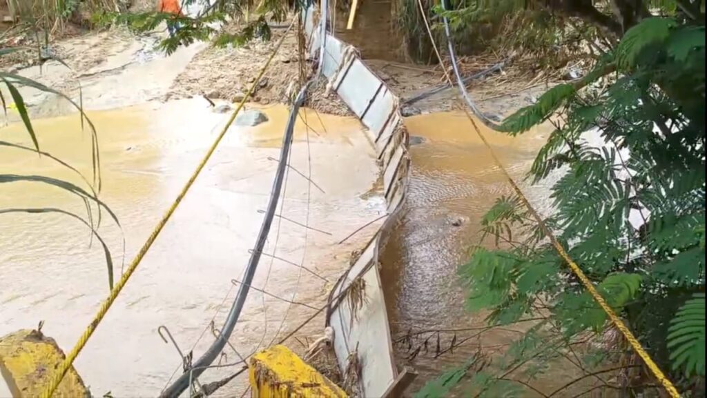 Comunidades de Tireo claman ayuda tras colapso de puentes