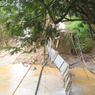 Comunidades de Tireo claman ayuda tras colapso de puentes