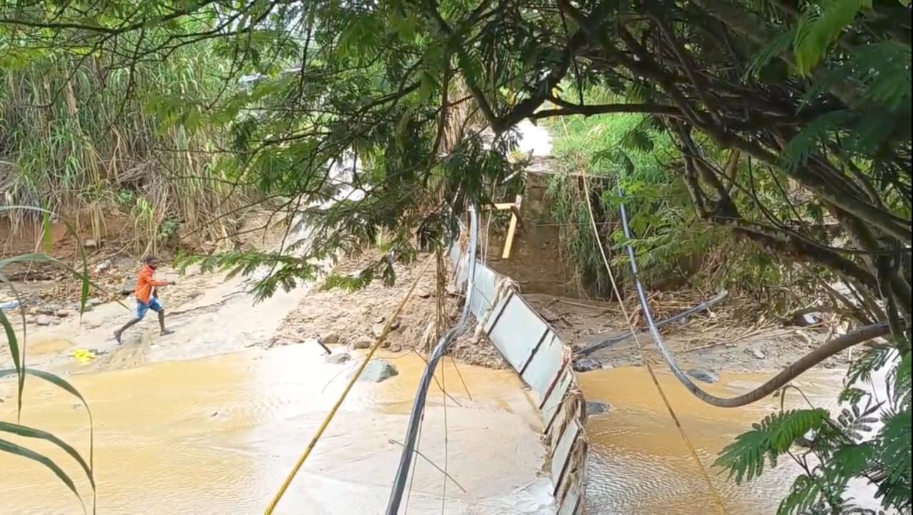 Comunidades de Tireo claman ayuda tras colapso de puentes