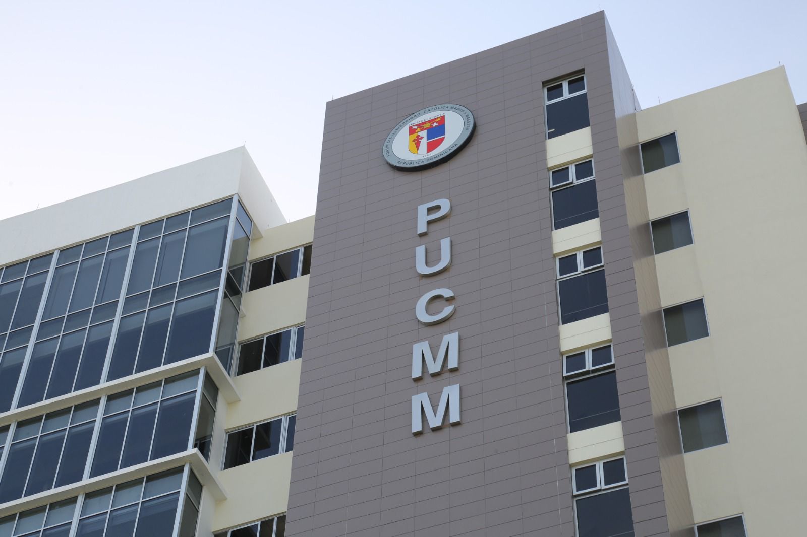 Estudio de la PUCMM revela dependencia de ChatGPT afecta el pensamiento crítico en universitarios