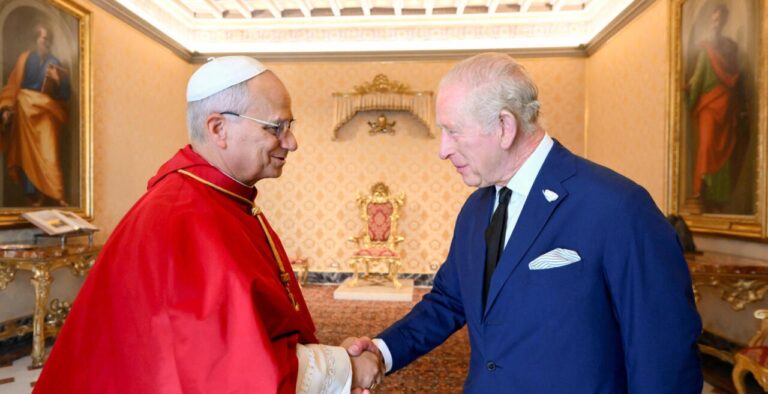 El papa y el rey Carlos III rezan juntos en la Capilla Sixtina