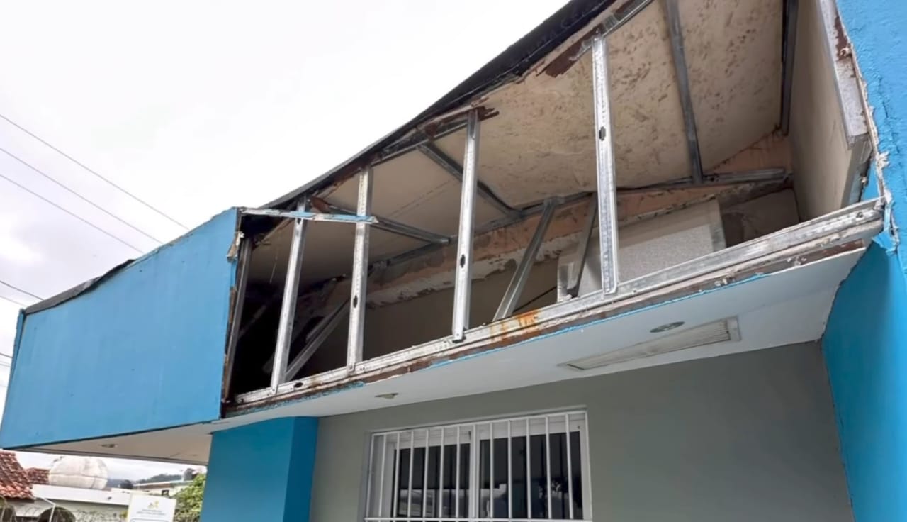 Se desprende parte de la estructura frontal del Hospital Pedro Antonio Céspedes en Constanza