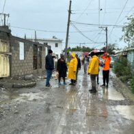 Gobernadora de Azua supervisa daños y entrega asistencia en comunidad afectada por tormenta Melissa