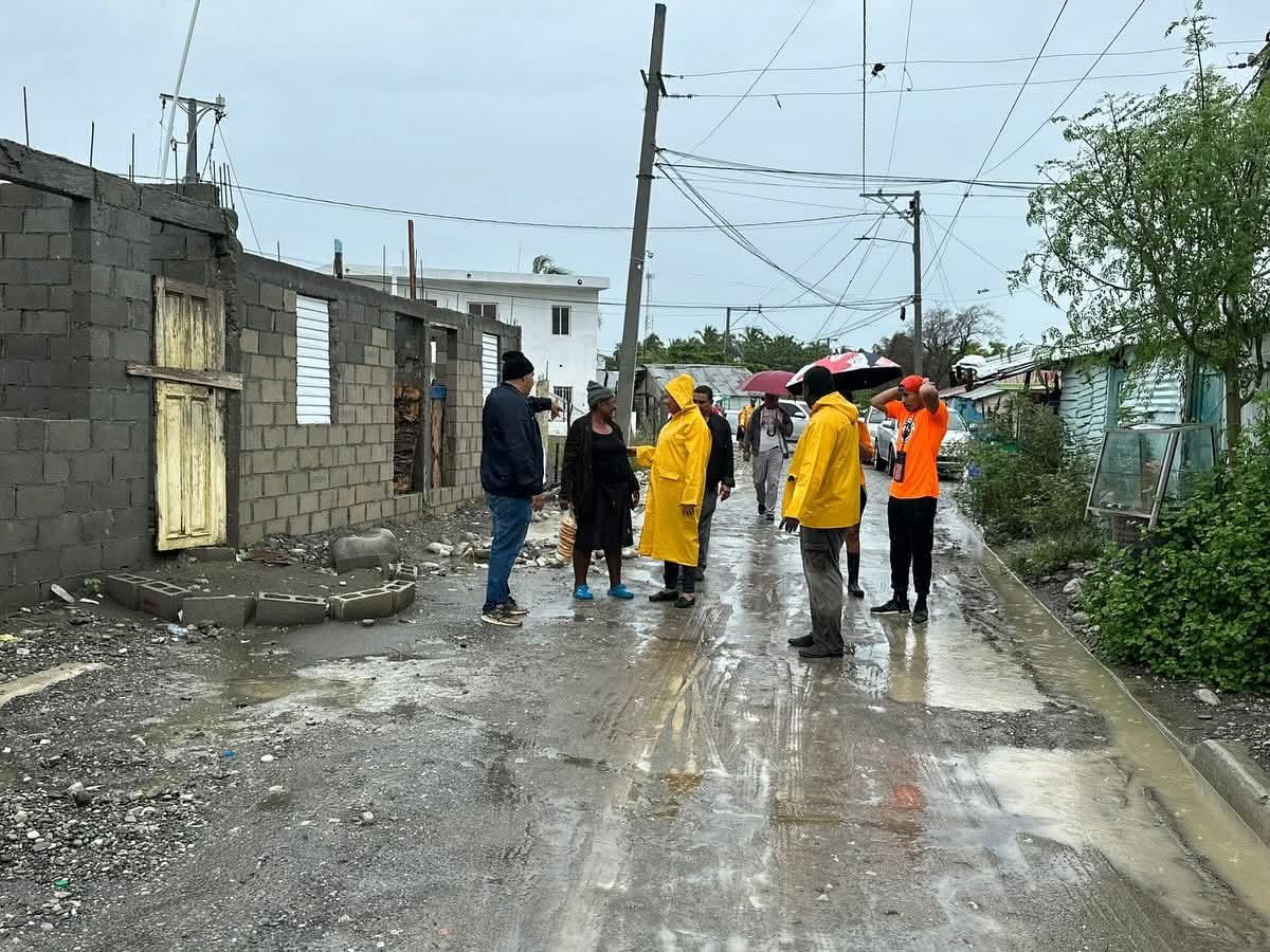 Gobernadora de Azua supervisa daños y entrega asistencia en comunidad afectada por tormenta Melissa